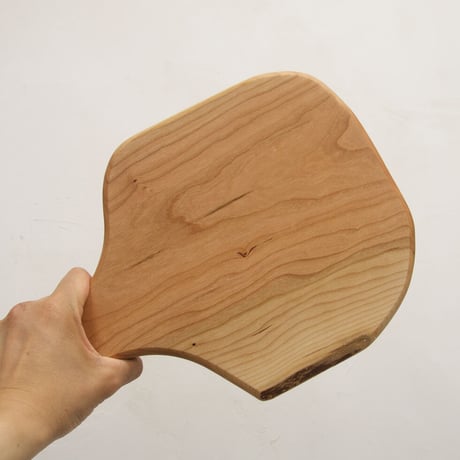 CBHK_213ひとつひとつ形が違うカッティングボード (チェリー材) 33×23cm