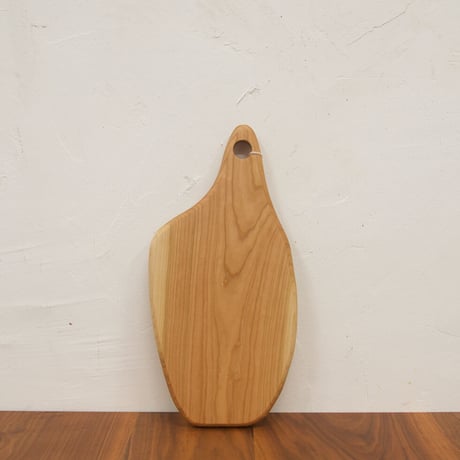 CBHK_214ひとつひとつ形が違うカッティングボード (チェリー材) 35×17cm