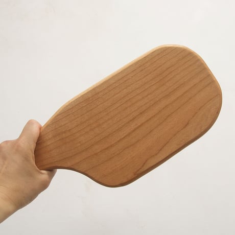 CBHK_211ひとつひとつ形が違うカッティングボード (チェリー材) 34.5×15.5cm