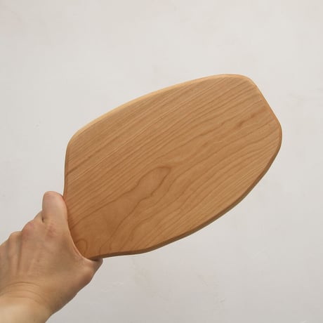 CBHK_214ひとつひとつ形が違うカッティングボード (チェリー材) 35×17cm