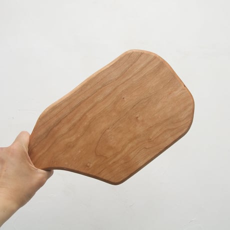 CBHK_205ひとつひとつ形が違うカッティングボード (チェリー材) 35.5×18cm