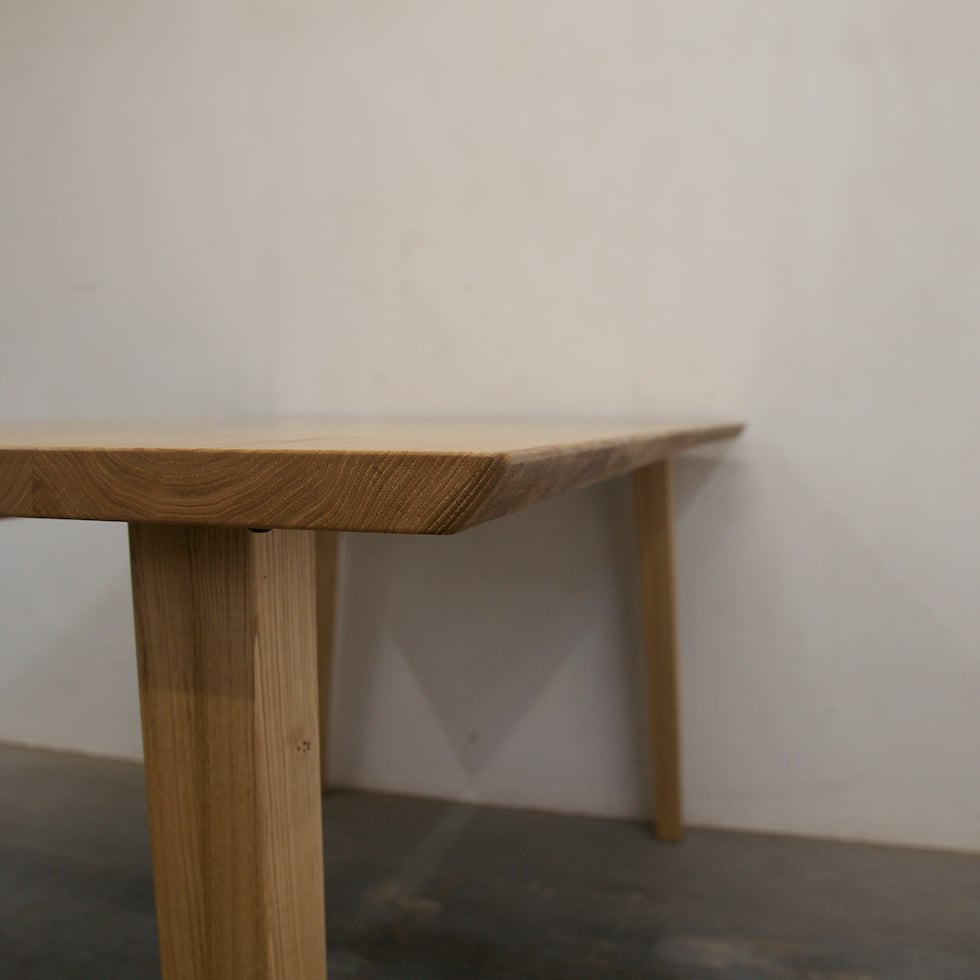 D186 クリ材耳つきテーブル | SOLIWOOD