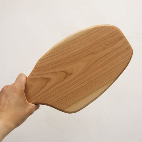 CBHK_214ひとつひとつ形が違うカッティングボード (チェリー材) 35×17cm