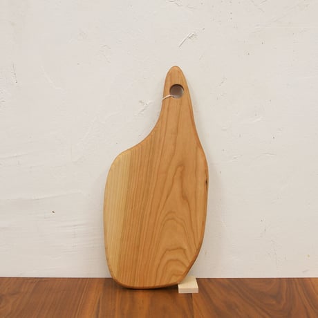 CBHK_210ひとつひとつ形が違うカッティングボード (チェリー材) 34.5×16cm