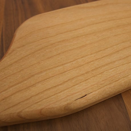 CBHK_211ひとつひとつ形が違うカッティングボード (チェリー材) 34.5×15.5cm