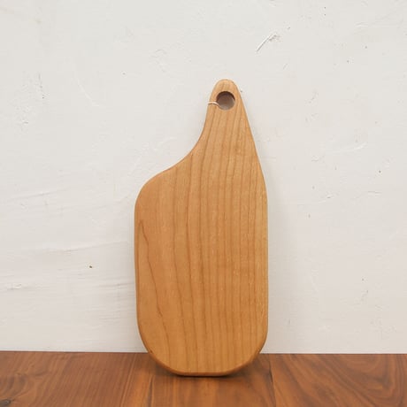 CBHK_211ひとつひとつ形が違うカッティングボード (チェリー材) 34.5×15.5cm