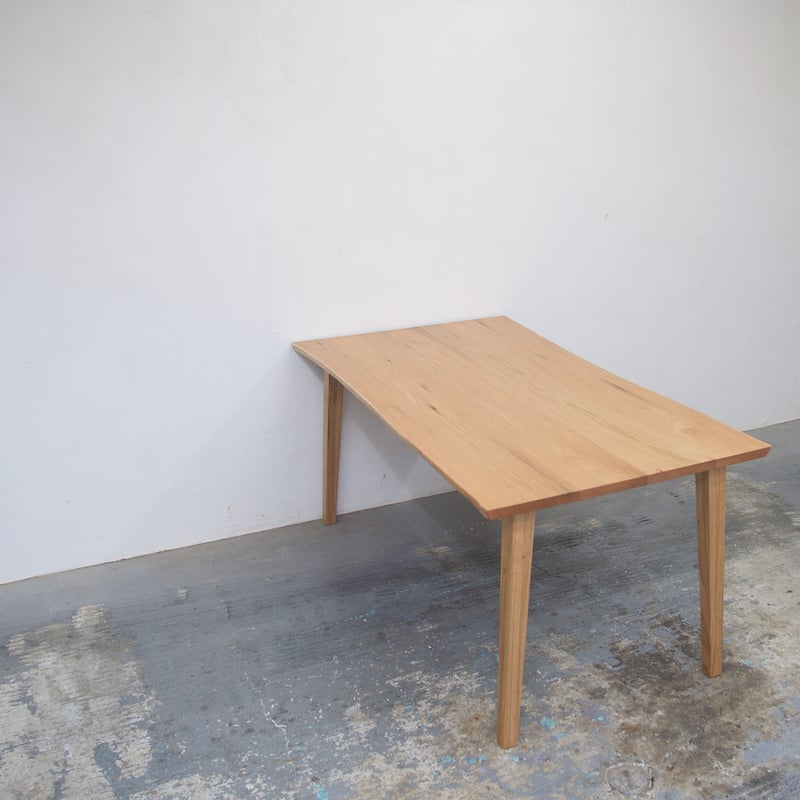 D189 クルミ材耳つきテーブル | SOLIWOOD