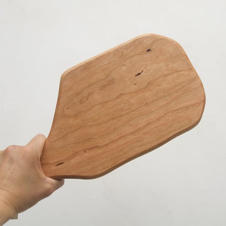 CBHK_205ひとつひとつ形が違うカッティングボード (チェリー材) 35.5×18cm