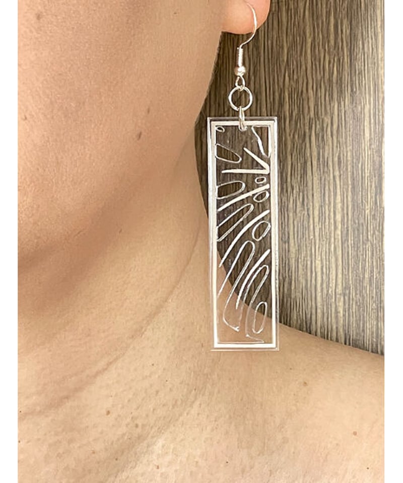 可愛らしい ウッドモンステラのピアスチャーム☆ 可愛らしい ウッドモンステラのピアスチャーム☆ クリアアクリル