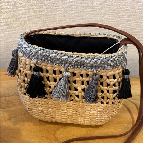 Moon Tassel Basket　夏を上品に楽しむショルダーバッグ