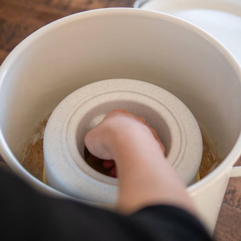 野田琺瑯 ラウンドストッカー（取っ手あり）ホワイト | 発酵食大学