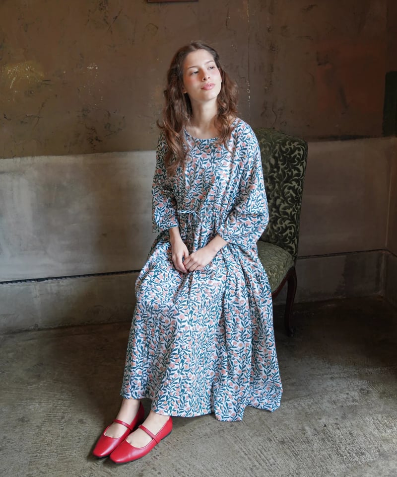 極美品 Kay me ラウンドネック グリーン ワイルドフラワー ワンピース M WILD FLOWER カディティアードワンピース | kapuwa
