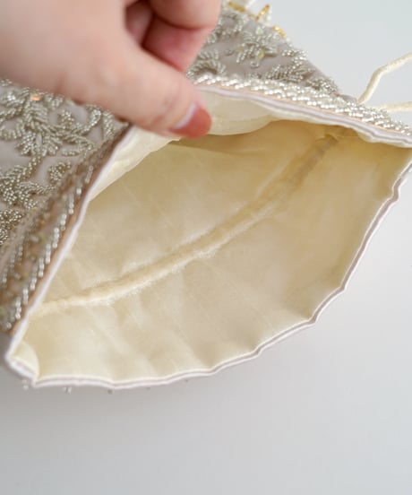 【インド雑貨】フラワービーズ刺繍巾着バッグ /light beige