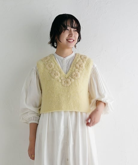 【ネパールハンドメイドニット】手編みフラワーモチーフベスト