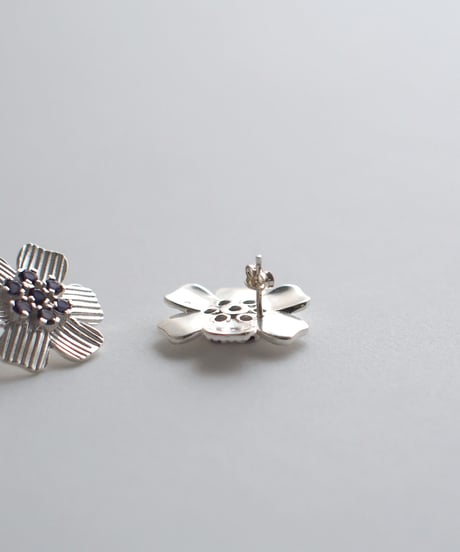 フラワーモチーフピアス / シルバー