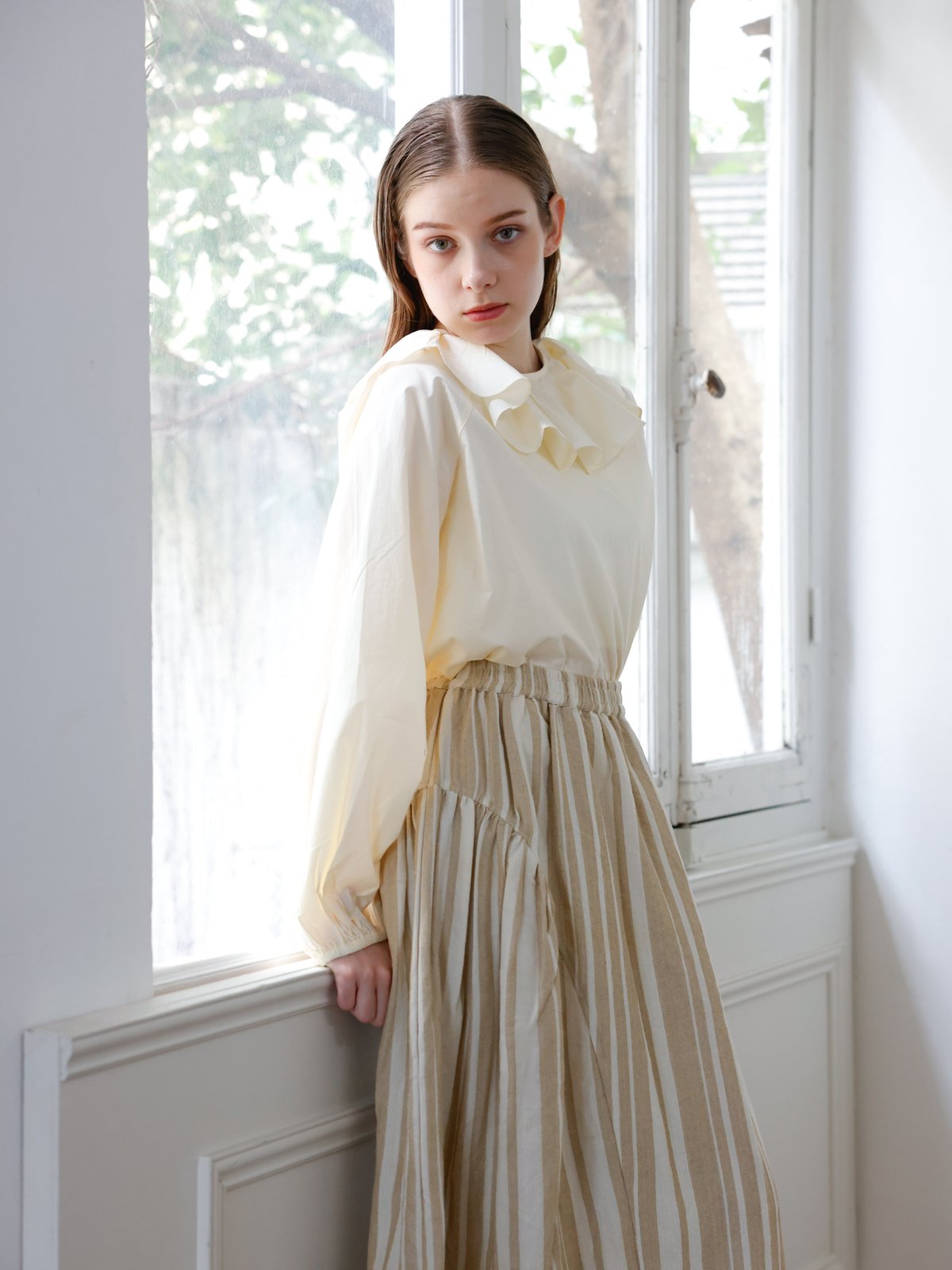 コットンリネンフリルブラウス ワッシャー加工 オフ　ホワイト・アイボリー系　美品 コットンリネンフリルブラウス ワッシャー加工 オフ ホワイト