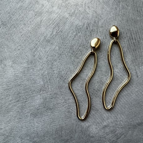 gold long  metamorphosis  pierce earring