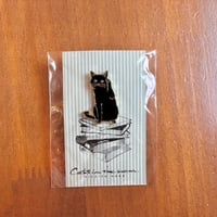 ハラミチヨさんの黒ねこピンバッジ