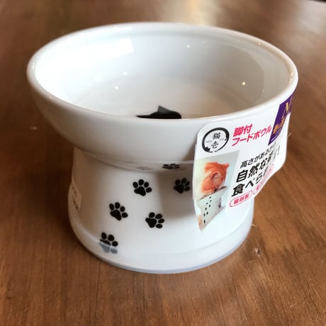 自然な姿勢で食べられる！猫壱さんの脚付きフードボウル