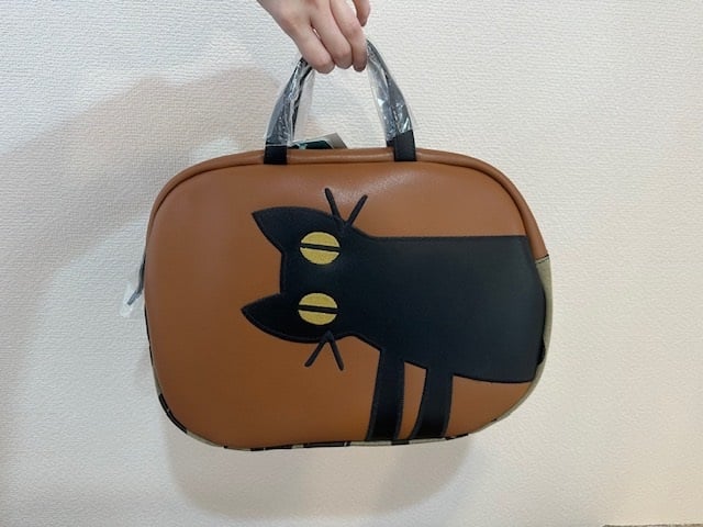 旅がもっと楽しくなる(=^・^=) 「見つめるねこ」のボストンバッグ