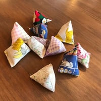 踏んでも痛くない！　ニャンドまきびし　2個セット　しっぽなしversion