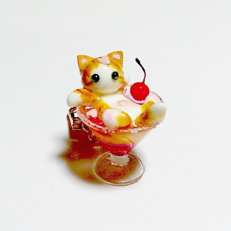 にゃんことソルティチェリーカクテルのキーホルダー | 保護ねこカフェ