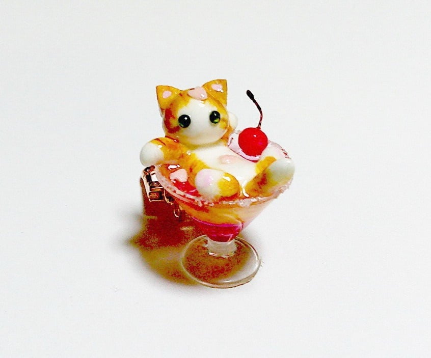 にゃんことソルティチェリーカクテルのキーホルダー | 保護ねこカフェ