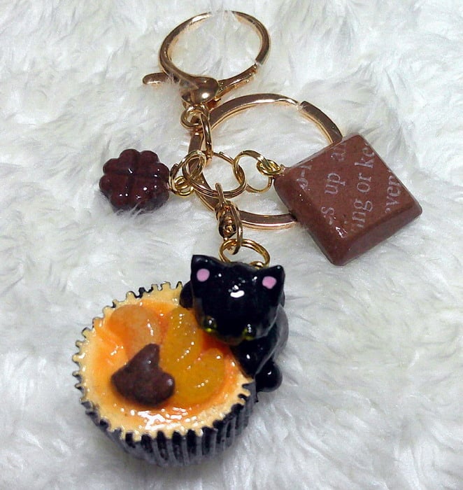 Valentineにも🍫 チョコケーキのキーホルダー | 保護ねこカフェ もりねこ