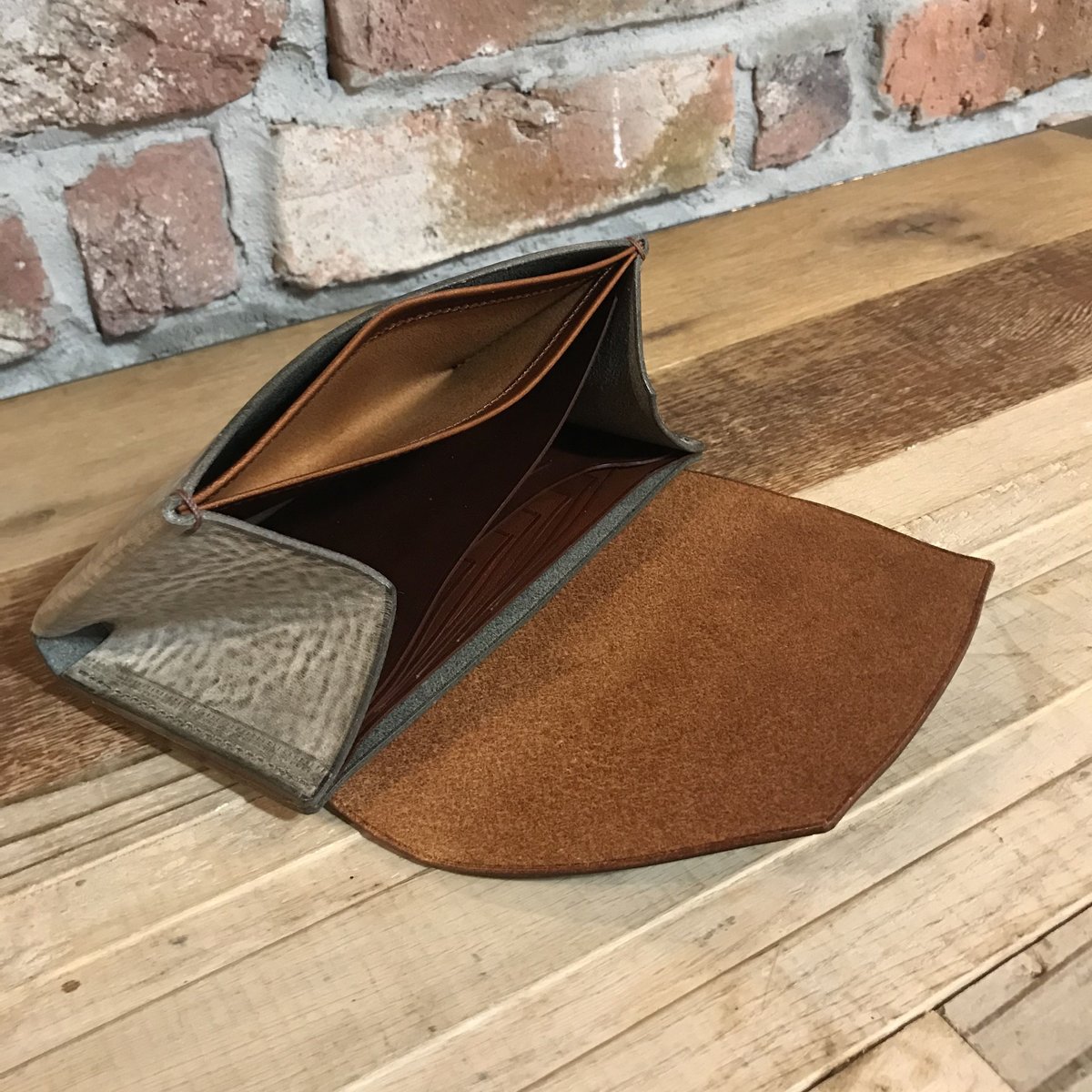 Dew-003 長財布スリム アラスカ（ロウビキのイタリアンレザー