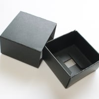 スリーブ箱-クラフト黒ボール-W43D43H23（100箱入）