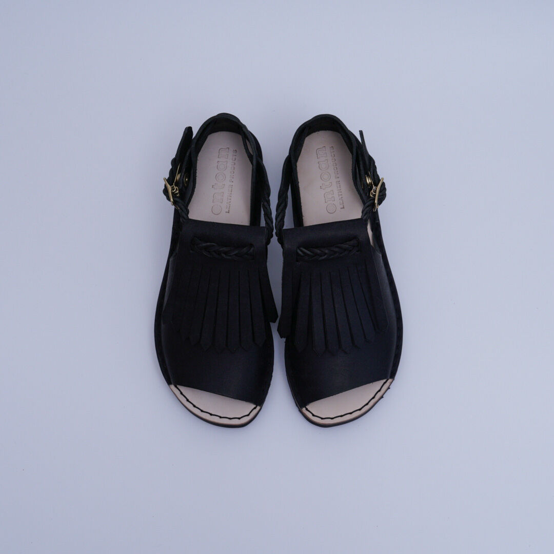 フリンジ付きブラックサンダル EVRIS カラーフリンジオープントゥサンダル ブラック -靴