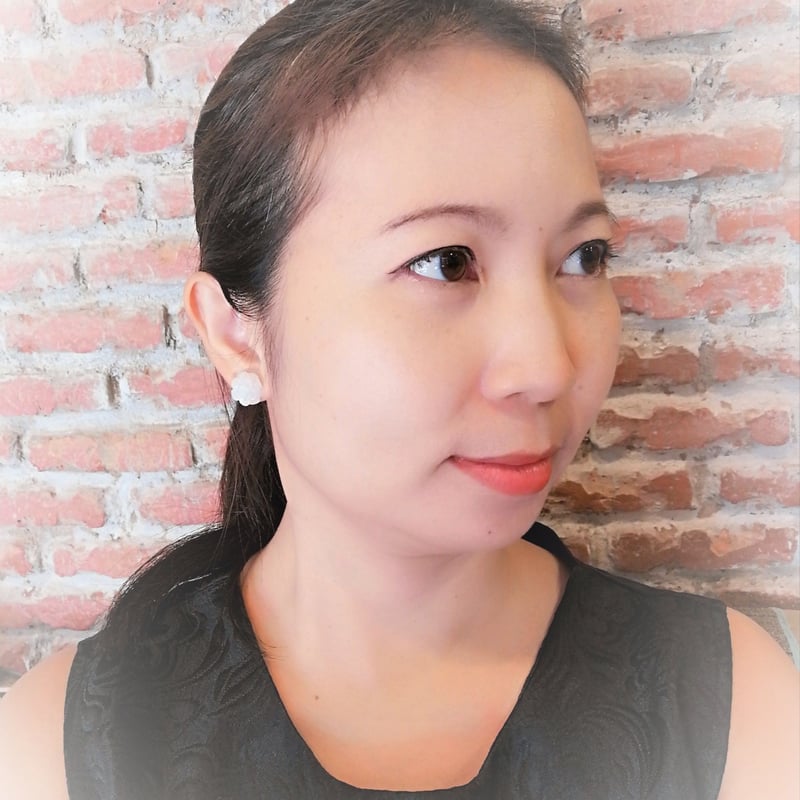 １４kgfロードナイトカメリアカービングピアス 白翡翠カメリアカービングイヤリング14KYG（ポストキャッチ