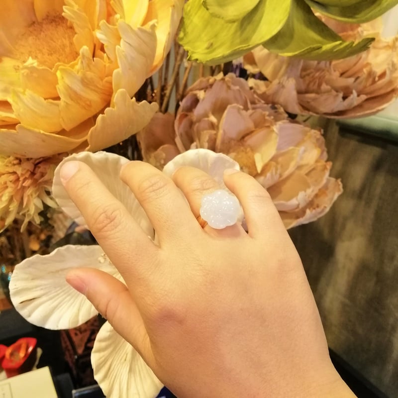 白翡翠カメリアカービングリング14K YG | Sheen Bangkok