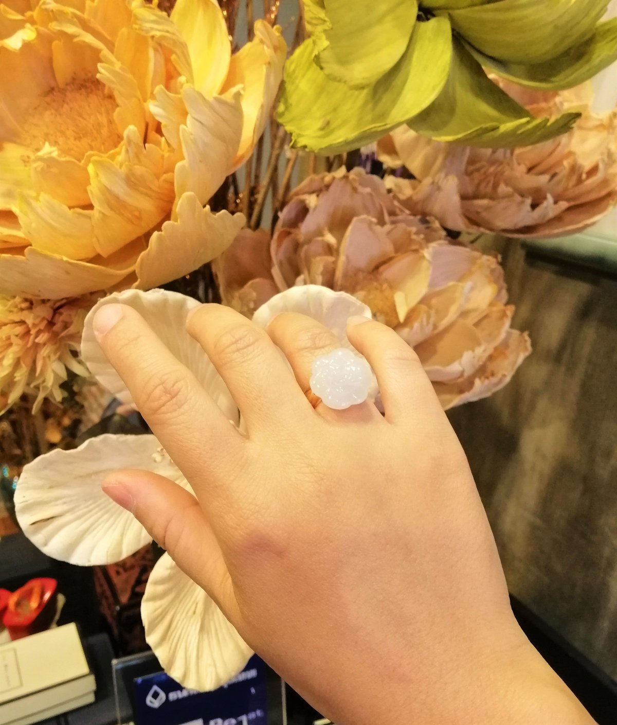 白翡翠カメリアカービングリング14K YG | Sheen Bangkok