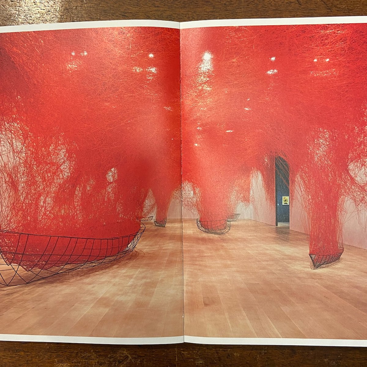 【即日発送可】　塩田千春　魂がふるえる展　図録 塩田千春 魂がふるえる展 図録 - メルカリ