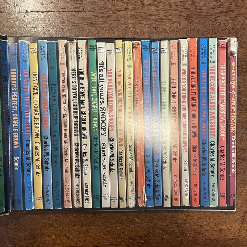 スヌーピーとチャールズ・M・シュルツの芸術 必要なものだけを」チップ