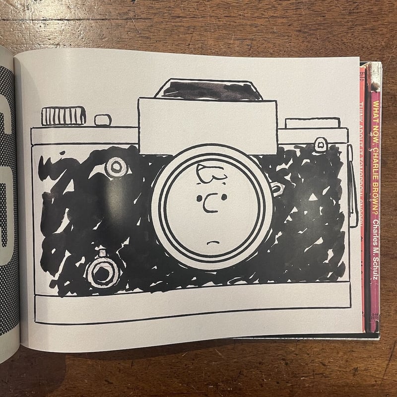 スヌーピーとチャールズ・M・シュルツの芸術 必要なものだけを」チップ