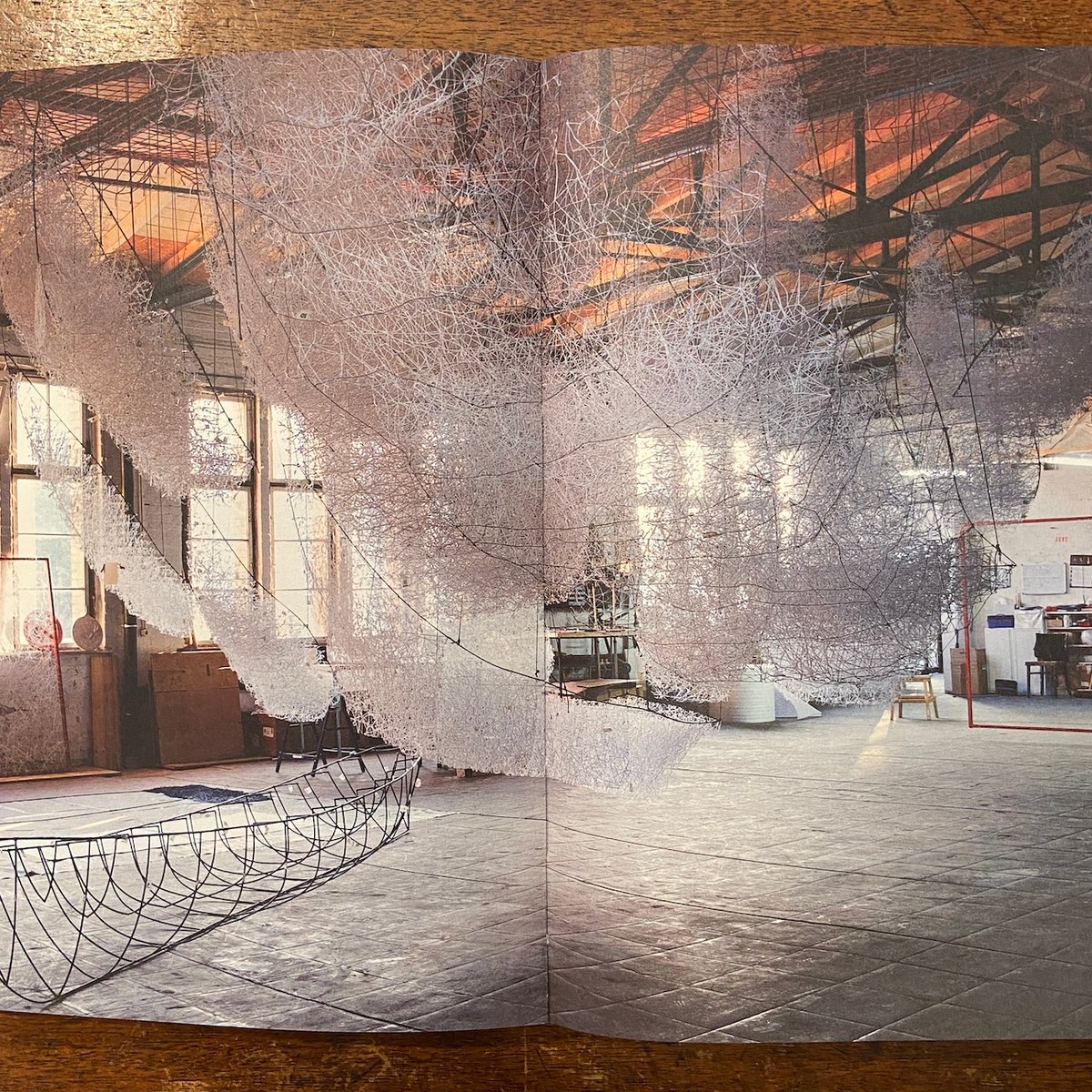【即日発送可】 塩田千春 魂がふるえる展 図録 魂がふるえる 図録」塩田千春 | Frobergue online store