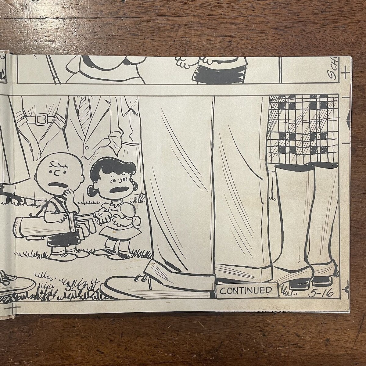 スヌーピーとチャールズ・M・シュルツの芸術 必要なものだけを」チップ