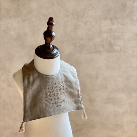 Birthday calendar bib  greige