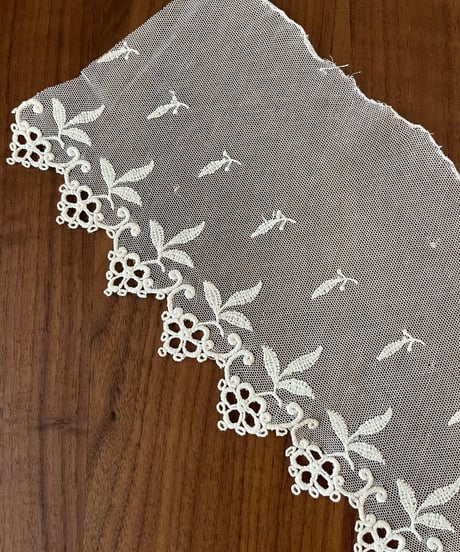 リーフ刺繍入りチュールレース　77㎝