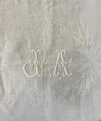 ダマスク織　イニシャル刺繍のクロス