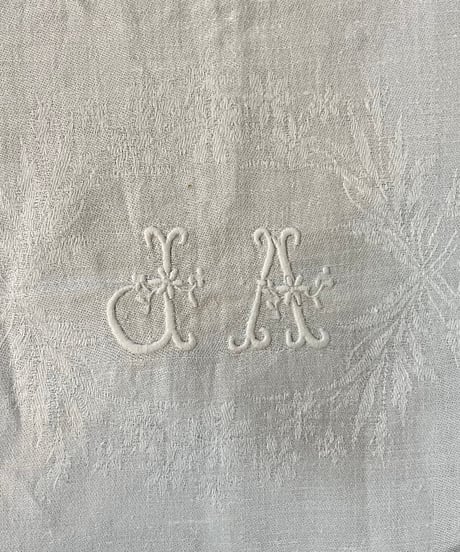 ダマスク織　イニシャル刺繍のクロス