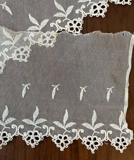 リーフ刺繍入りチュールレース　77㎝