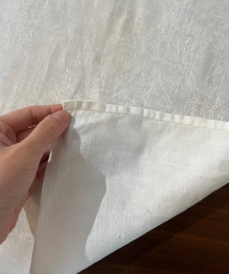 ダマスク織　イニシャル刺繍のクロス