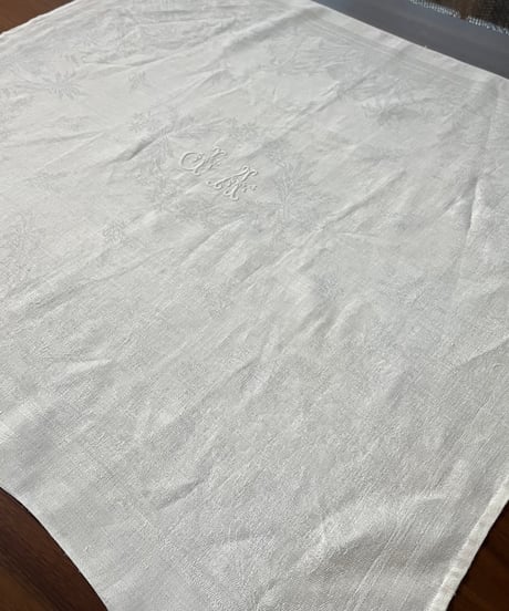 ダマスク織　イニシャル刺繍のクロス