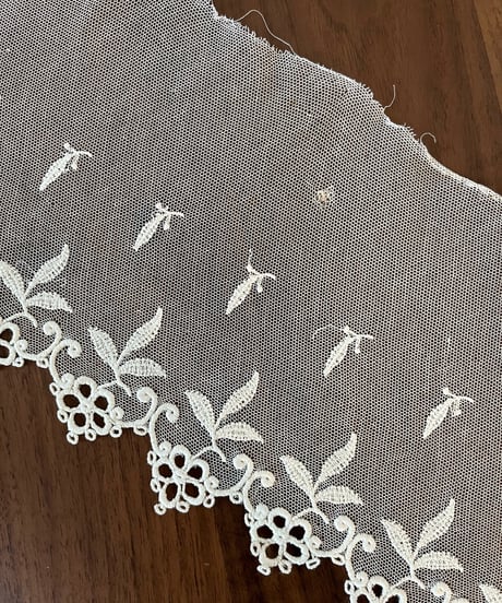 リーフ刺繍入りチュールレース　77㎝