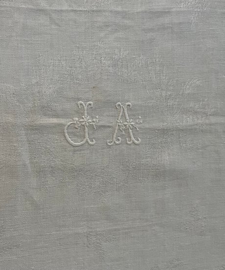 ダマスク織　イニシャル刺繍のクロス