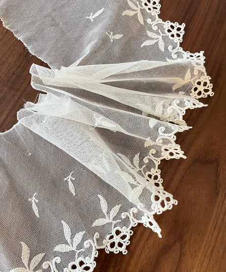 リーフ刺繍入りチュールレース　77㎝