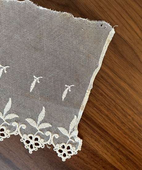 リーフ刺繍入りチュールレース　77㎝